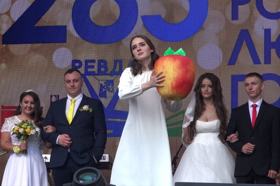 Две пары поженились, еще одна — стала родителями в День города