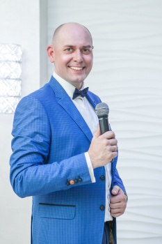 Ведущий Николай Доль