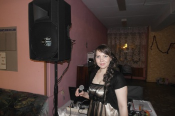 Ведущая (тамада) поющая