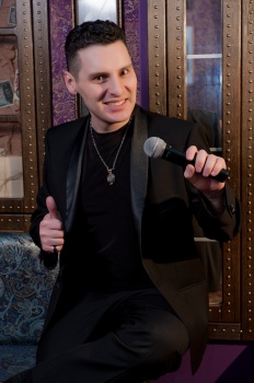 Ведущий праздников Роман Брилёв смотреть подробнее Ведущий праздников Роман Брилёв