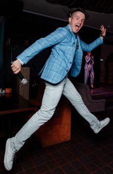 Поющий ведущий - Коноплев Сергей смотреть подробнее Поющий ведущий - Коноплев Сергей