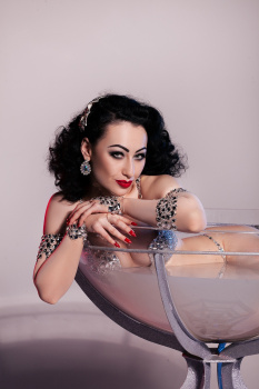 Бурлеск-шоу "Девушка в Бокале"