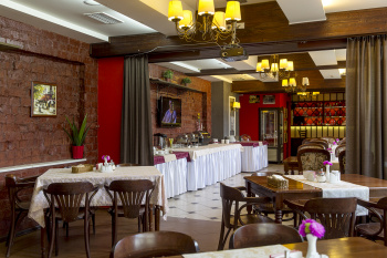 Ресторан при отеле "Эмеральд" смотреть подробнее Ресторан при отеле "Эмеральд"