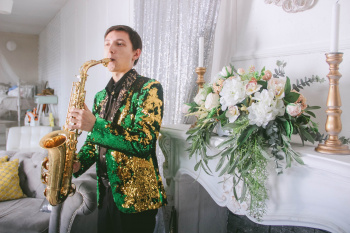 саксофонист Alex SaxShine