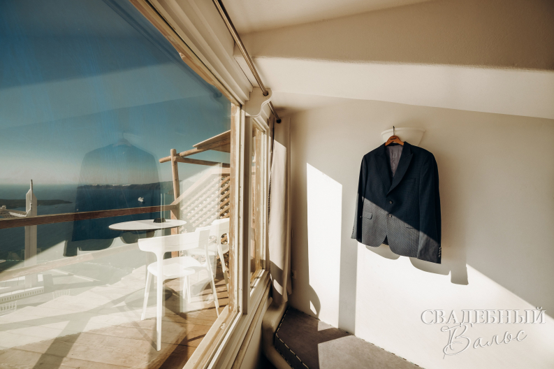 Организация свадьбы на острове Санторини в Греции.