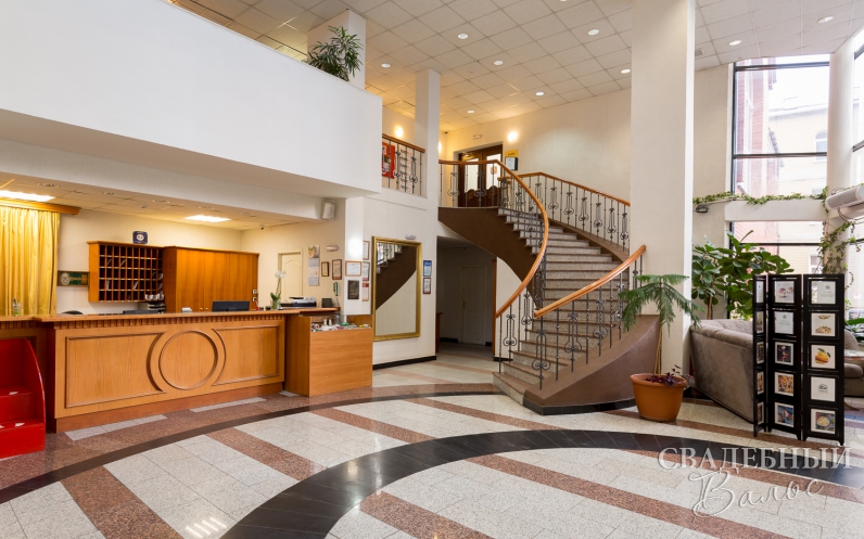 Интерьер отеля при кафе