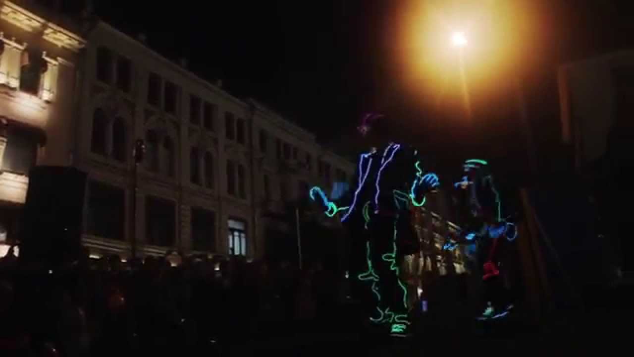 неоновое шоу на фестивале 