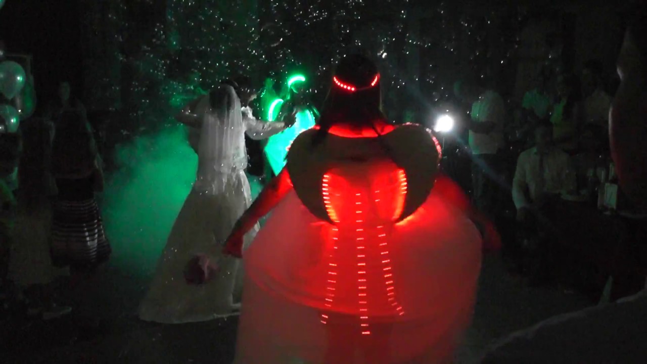 Первый танец молодых шоу светодиодных ангелов