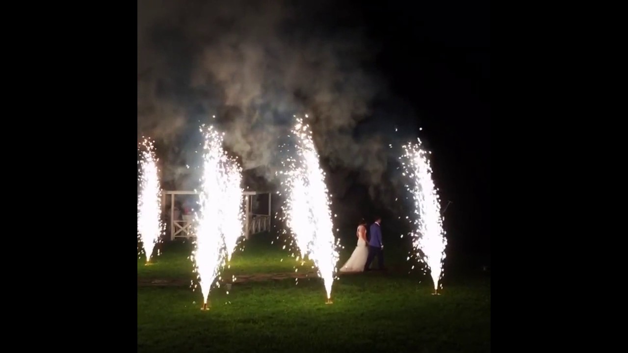 Дорожка из фонтанов на свадьбе